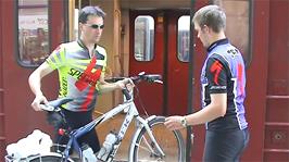 Tao and Gavin unload the bikes at Bergen station